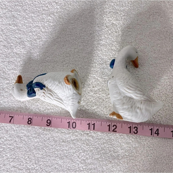 Vintage Ceramic Blue Ribbon Geese Salt & Pepper Shakers - Picture 11 of 11